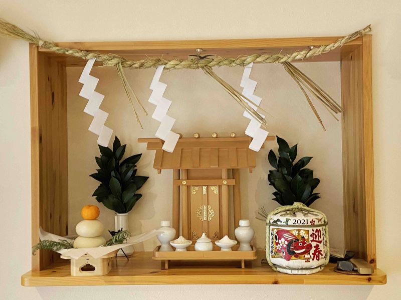 đặt bánh Kagami Mochi lên bàn thờ Thần đạo đặt bánh Kagami Mochi lên bàn thờ Thần đạo